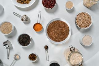 Riz cru mesuré dans un verre doseur gradué