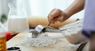 Peser sans balance : pot de yaourt, mug et cuillères