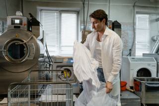 Pressing premium à Paris : comment préserver les textiles délicats sans risque ?
