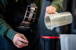 Verre doseur plastique : quelle matière choisir et pourquoi