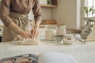 Verre doseur pour la recette du pain : eau, levure et huile