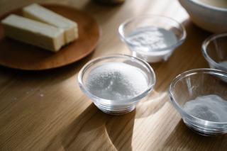 Tasser la farine dans un verre doseur fausse la recette