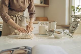 Verre doseur pour la recette du pain : eau, levure et huile